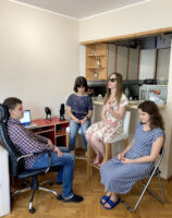 Zdjęcie przedstawia Zarząd Fundacji Prowadnica w trakcie spotkania, na ujęciu członkowie Zarządu siedzą w półkolu, trwa właśnie dyskusja