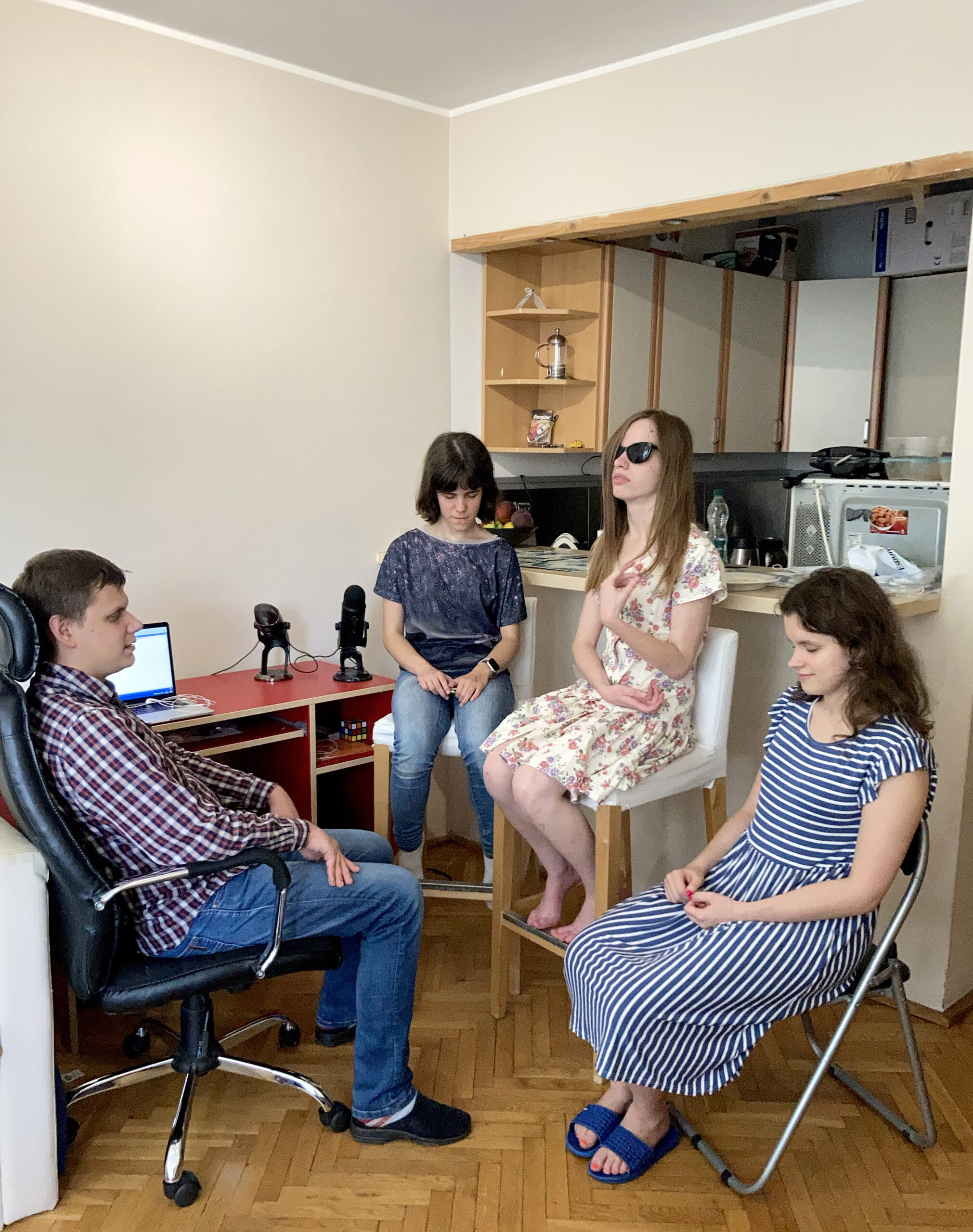 Zdjęcie przedstawia Zarząd Fundacji Prowadnica w trakcie spotkania, na ujęciu członkowie Zarządu siedzą w półkolu, trwa właśnie dyskusja