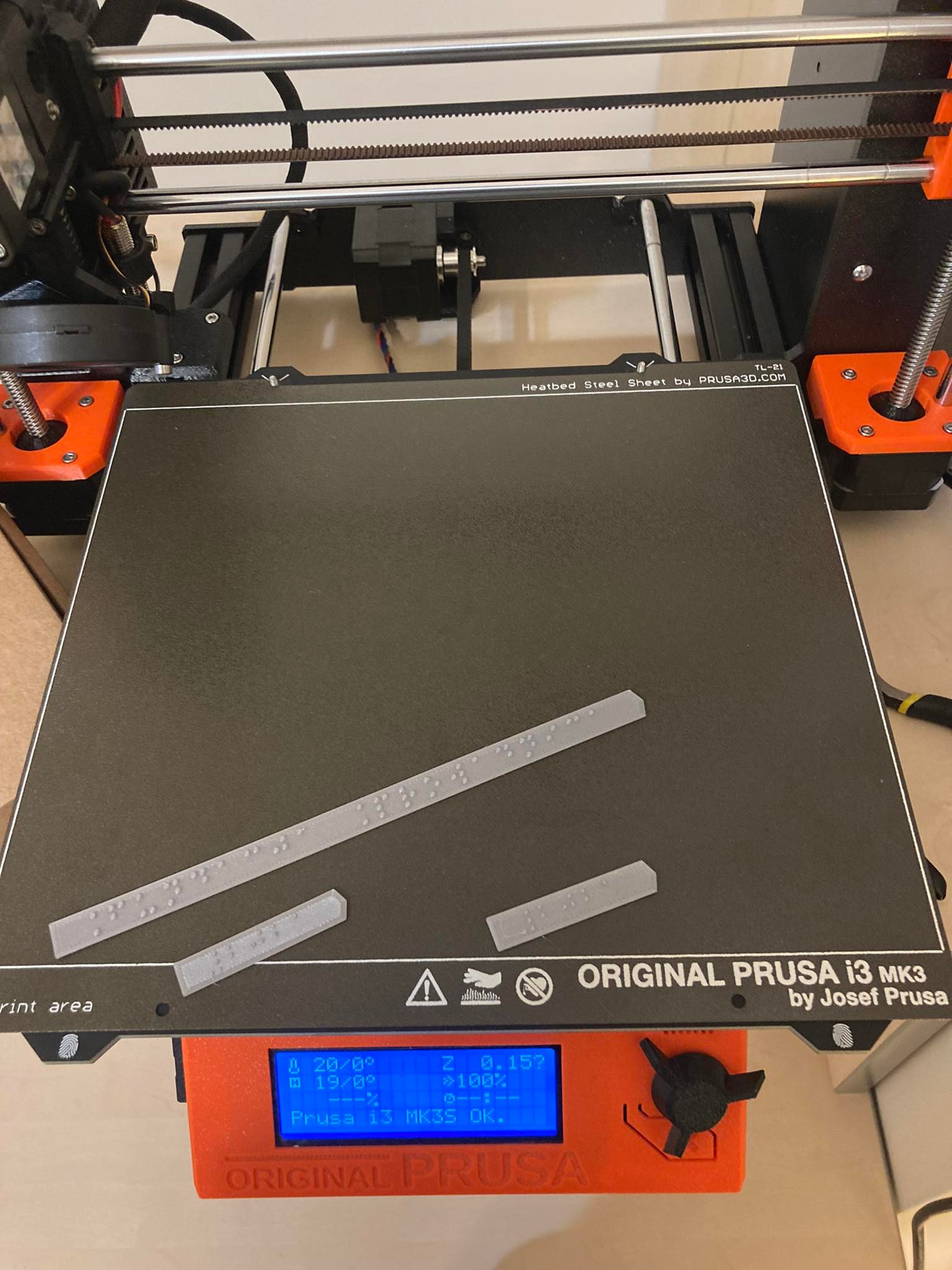 Przykładowa tabliczka z informacją w alfabecie brajla, na tabliczce znajdują się punkty tworzące napis "Fundacja Prowadnica"