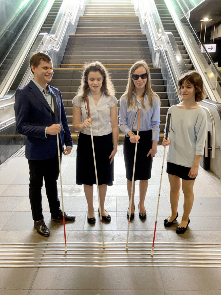 Formalnie ubrany Zarząd Fundacji Prowadnica na, tytułowej, prowadnicy w warszawskim metrze