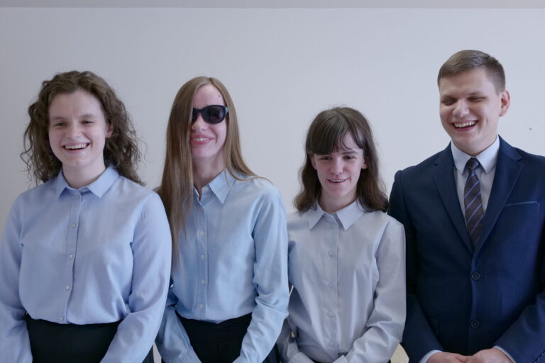 Zarząd Fundacji Prowadnica w strojach tzw. Business Attire