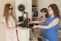 Monika, Maja i Julita stoją przy drukarce 3d