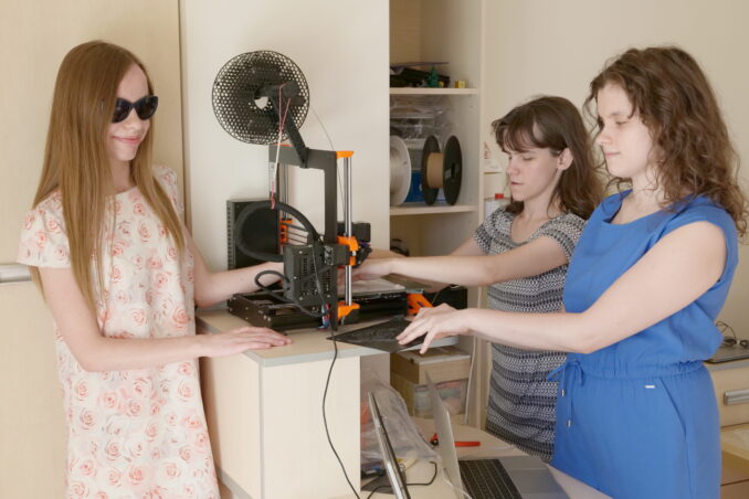 Monika, Maja i Julita stoją przy drukarce 3d