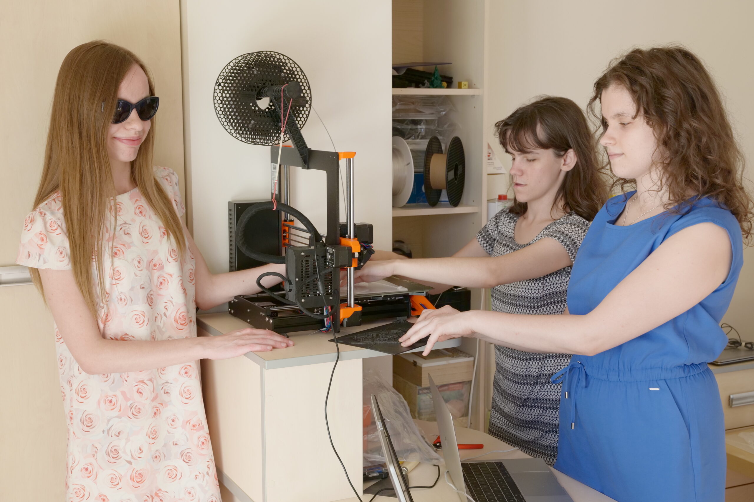 Monika, Maja i Julita stoją przy drukarce 3d