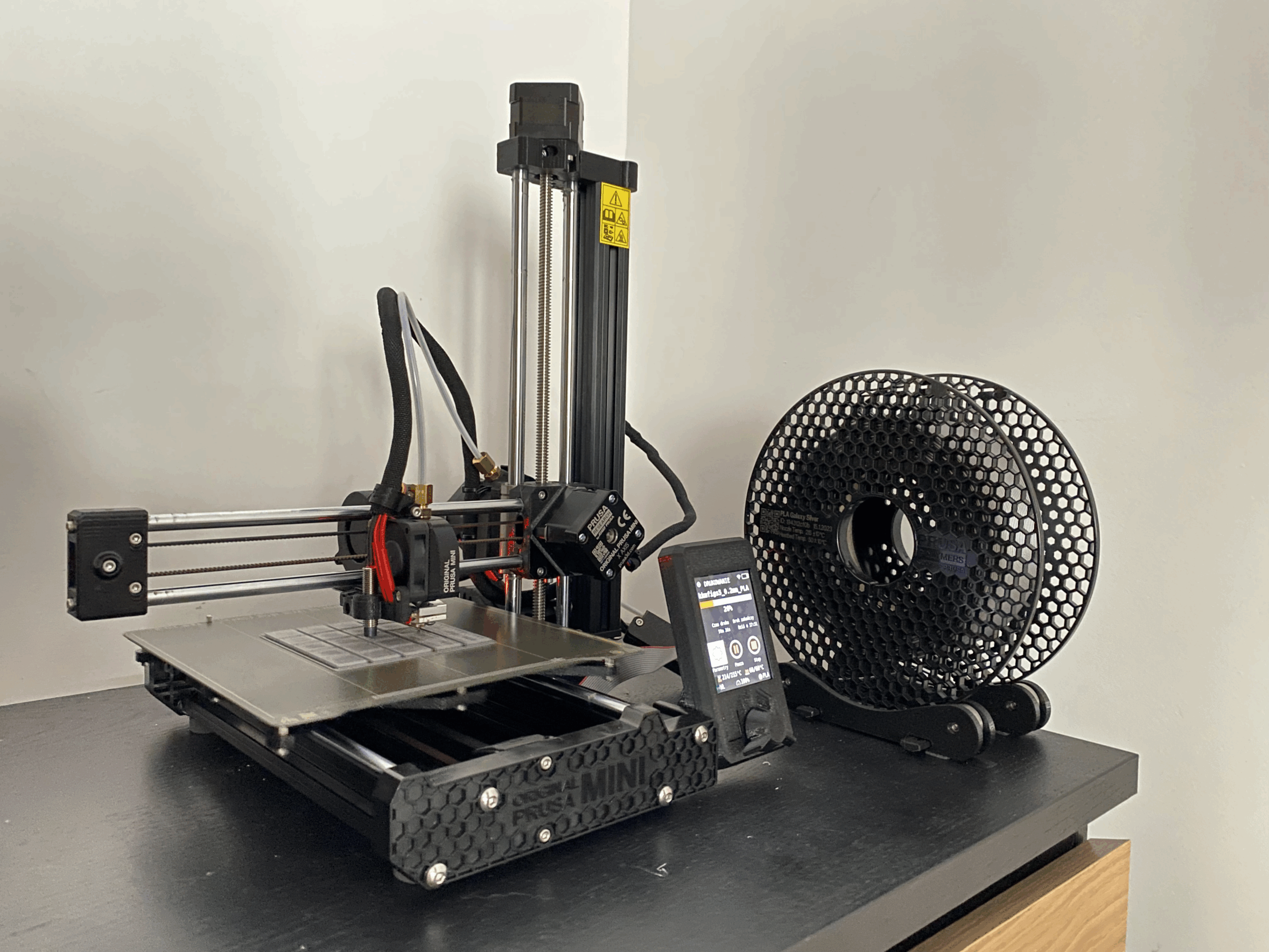 Drukarka Original Prusa Mini+ podczas drukowania