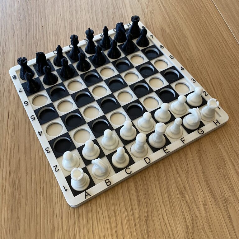 Szachownica z ustawionymi figurami w pozycji wyjściowej.