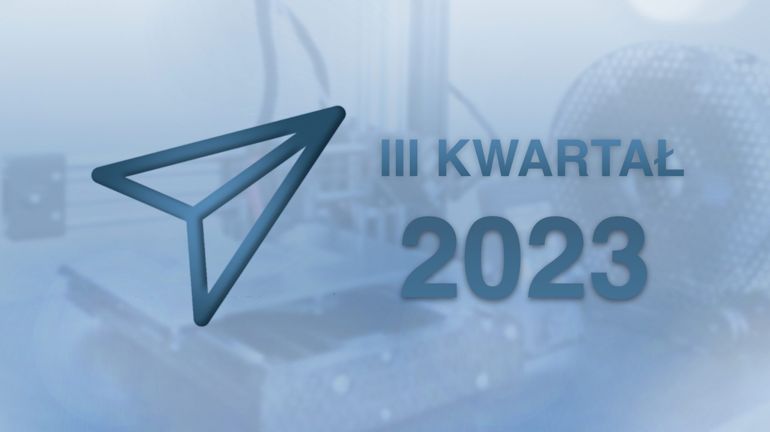 Niebieskie tło grafiki płynnie przenika się z delikatnym szkicem pracującej drukarki Prusa Mini+. Na tym tle jest logo Fundacji – samolocik, który wygląda, jakby był w 3D. Po prawej stronie samolocika tekst: Podsumowanie III kwartał.”