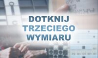 Tekst 3d "Dotknij Trzeciego Wymiaru" na tle wydruków dotykanych przez dłonie