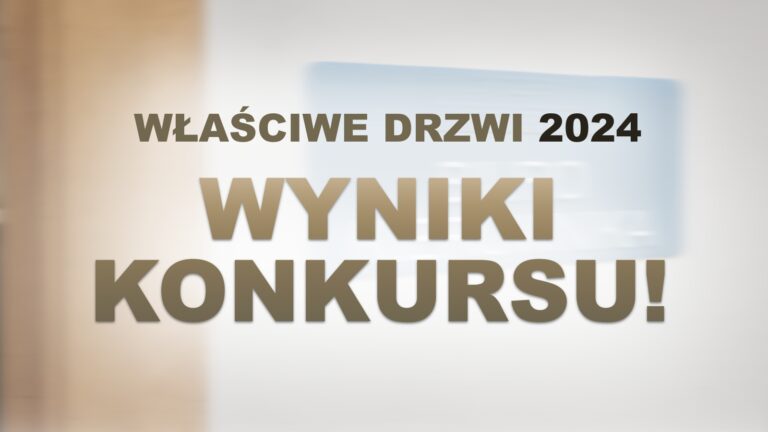 Na grafice tekst: „Właściwe Drzwi 2024” i niżej, większą czcionką: „Wyniki konkursu!” W tle na ścianie obok drzwi wisi dyskretnie niebieska tabliczka.