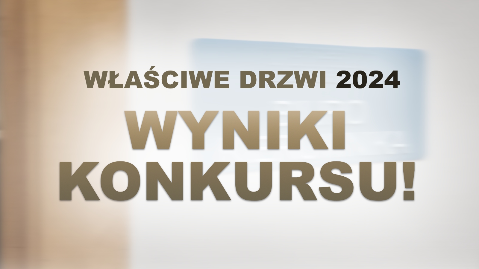 Na grafice tekst: „Właściwe Drzwi 2024” i niżej, większą czcionką: „Wyniki konkursu!” W tle na ścianie obok drzwi wisi dyskretnie niebieska tabliczka.