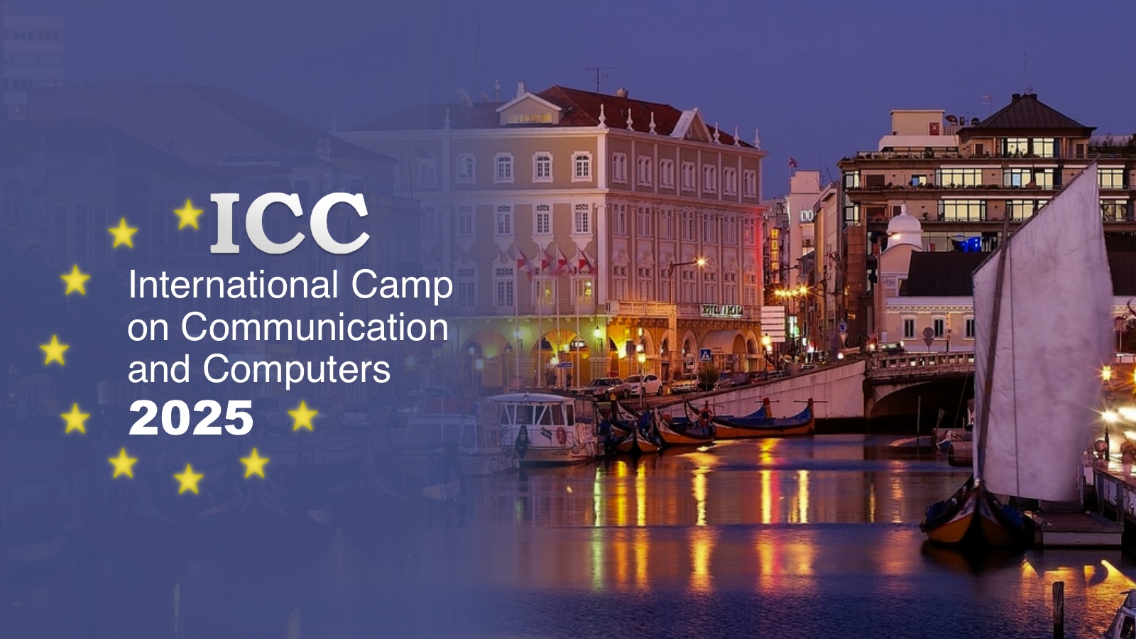 W centrum grafiki duży logotyp ICC z liczbą 2025. Na jego tle nocny pejzaż wybrzeża miasta Aveiro o dominującym kolorze fioletowym. Na górze jasnożółtą półwypukłą czcionką dużymi literami napis „REKRUTACJA OTWARTA”.