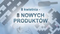 Na fundacyjnoniebieskim tle lewitują samolociki (logo Fundacji), tablica do układania krzyżówek genetycznych, tablica do układania obwodów elektrycznych, jabłko z jednym wypadającym puzzlem i rakietka do showdowna. U góry grafiki napis: „8 kwietnia – 8 nowych produktów.”