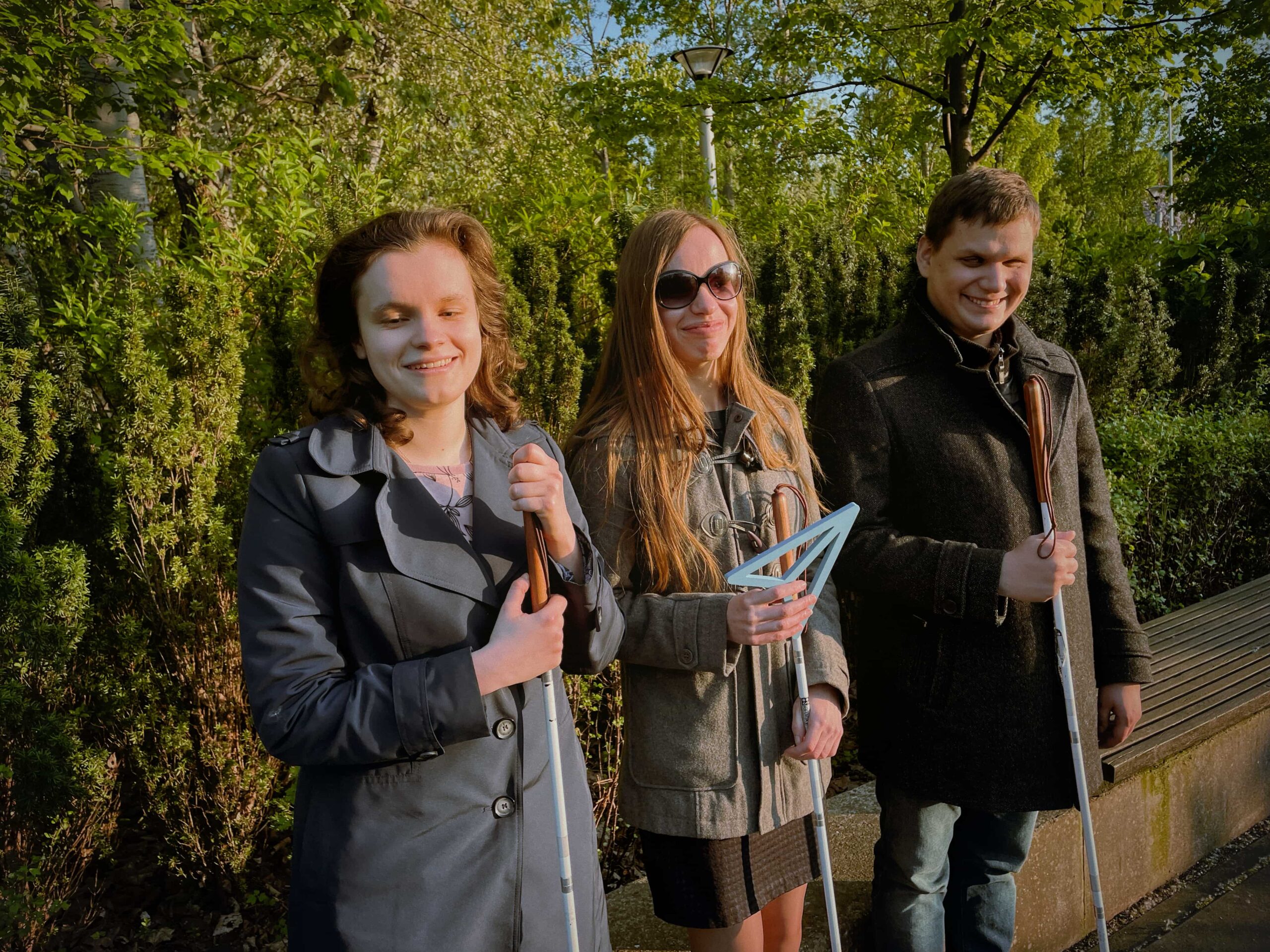 Zarząd Fundacji Prowadnica stojący w parku