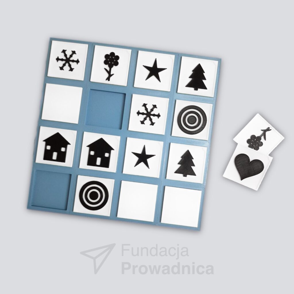 Memory z wypukłymi obrazkami na płytkach.