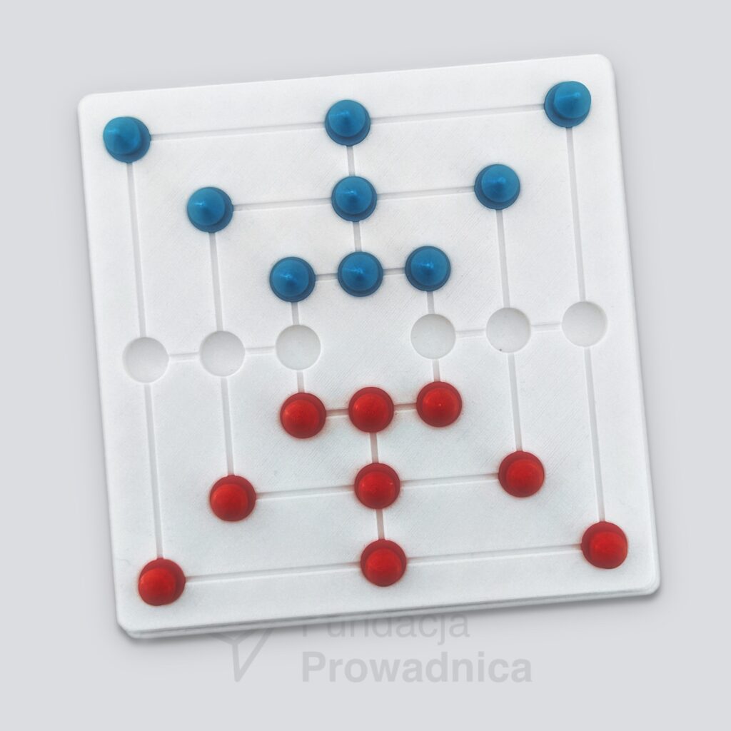 Gra Młynek składa się z trzech kwadratów różnej wielkości, (duży, średni, mały) i każdy umieszczony jest w poprzednim (średni w dużym, a mały w średnim. Na bokach tych kwadratów znajdują się 24 pola. Na planszy umieszczone są także również czarne i białe pionki, czarne oznaczone są wypukłym czubeczkiem.