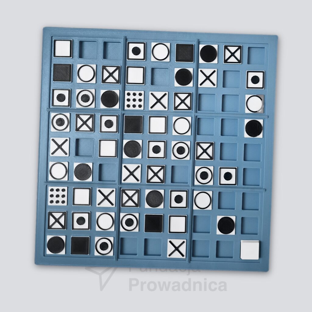 Sudoku to plansza, na której znajduje się osiemdziesiąt jeden płytek o dziewięciu różnych kształtach – kontur kwadratu, kwadrat wypełniony, kwadrat z kropką w środku, okrąg, koło wypełnione, okrąg z kropką w środku, krzyżyk, kwadrat z krzyżykiem w środku i dziewięć kropek w trzech rzędach.