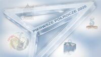 Samolocik, czyli logo Fundacji Prowadnica , umieszczony pośrodku jasnego, niebiesko-białego nieba. Niebo jest pokryte obłokami, ale widać przebłyski fundacyjnoniebieskości, a samolocik zrobiony jest z materiału przywodzącego na myśl przezroczystą żywicę, taką, z jakiej drukujemy niektóre nasze modele. Na górnym boku logo biegnie napis: „PIERWSZE PÓŁROCZE 2026”, zapisany wielkimi, niebieskimi literami. Wewnątrz logo widać delikatny, szkicowy rysunek budynku z wieżyczką na dachu. W lewym dolnym rogu obrazu znajduje się półprzezroczysta kula ziemska, a na niej kolorowy napis „navigation-main” oraz drobny tekst wyglądający jak fragmenty stylów CSS, np. „font-size: 16px !important; letter-spacing: 0px !important;”. Po prawej stronie, w górnej części, stoi niebieska świeczka w kształcie cyfry „5” wbita w kawałek bloku czekoladowego; świeczka ma płomień w kształcie samolocika. Niżej po prawej jest fundacyjnoniebieska torba zakupowa z uchwytami, z której wystają rzeczy takie jak nasza układankowa klepsydra czy piętnastka; wokół torby unoszą się jasne „mgiełki”. Cała kompozycja ma lekko rozmyty, chłodny, futurystyczny charakter, z przewagą odcieni błękitu, bieli i żywicy.