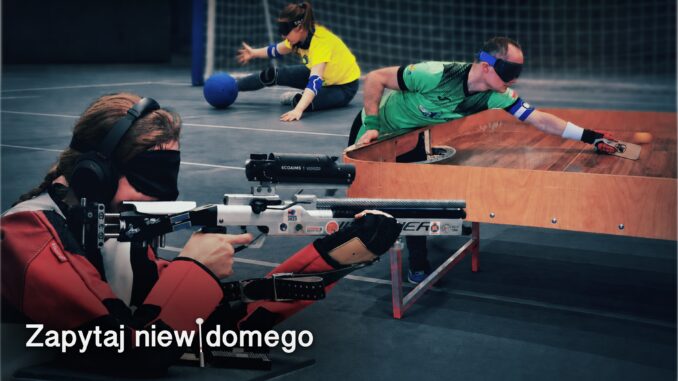 Zdjęcie to grafika przedstawiająca trzy ćwiczące osoby: na pierwszym planie kobieta celuje z pistoletu pneumatycznego, dalej pochylony nad stołem mężczyzna trzyma w dłoni płaską rakietkę, a po stole toczy się szybko piłeczka. Jeszcze dalej kobieta z ochraniaczami na łokciach i kolanach broni bramki przed lecącą na nią dużą, niebieską piłką piłką. Wszyscy mają opaski na oczach. U góry grafiki napis w trzech wersach: „Czy niewidomi mogą ćwiczyć boks? O ping-pongu bez siatki, cymbergaju bez dmuchaw,  dzwoniących piłkach i zwyczajnych, morderczych treningach».”