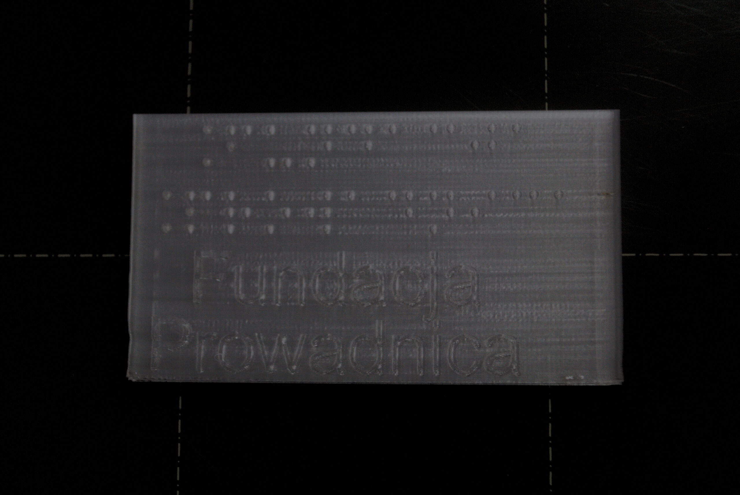 Tabliczka z białego ABS, z brajlowskim i czarnodrukowym napisem "Fundacja Prowadnica"