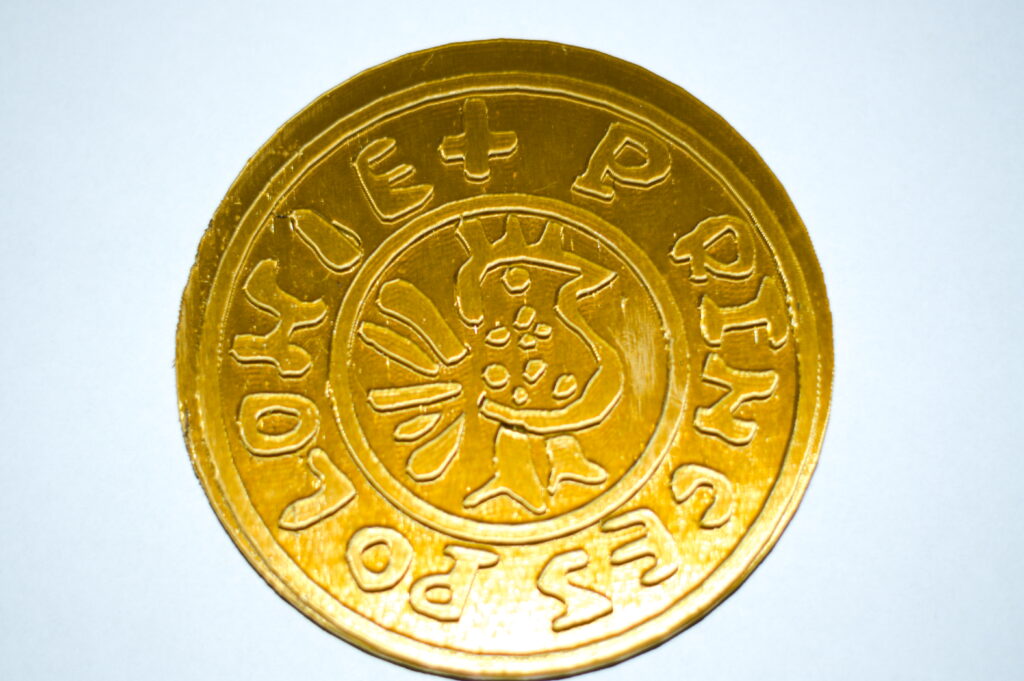 Awers monety Princes Polonie: okrągłą monetę okala napis "Princes Polonie" rozdzielany krzyżykiem. Wewnątrz koło, w którym znajduje się wizerunek ptaka.