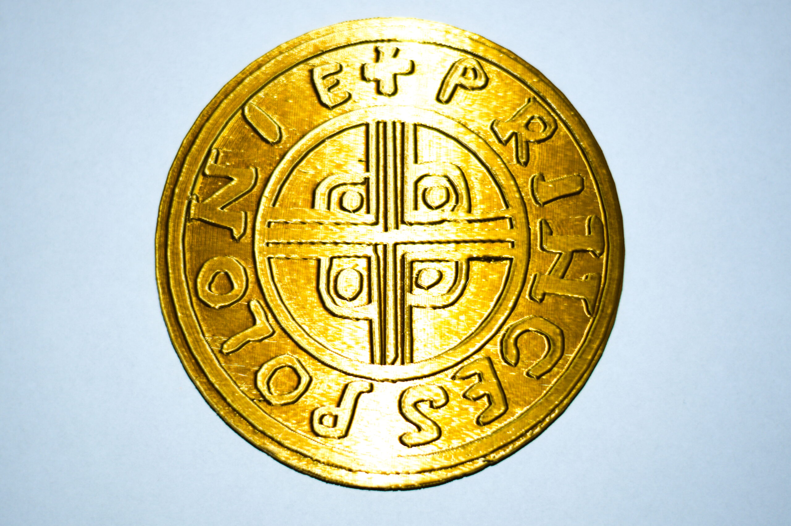 Rewers monety Princes Polonie: okrągłą monetę okala napis "Princes Polonie" rozdzielany krzyżykiem. Wewnątrz koło, w którym znajduje się ozdobny krzyż.