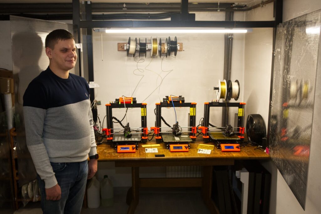 Pracownia druku 3D Fundacji z trzema drukarkami.